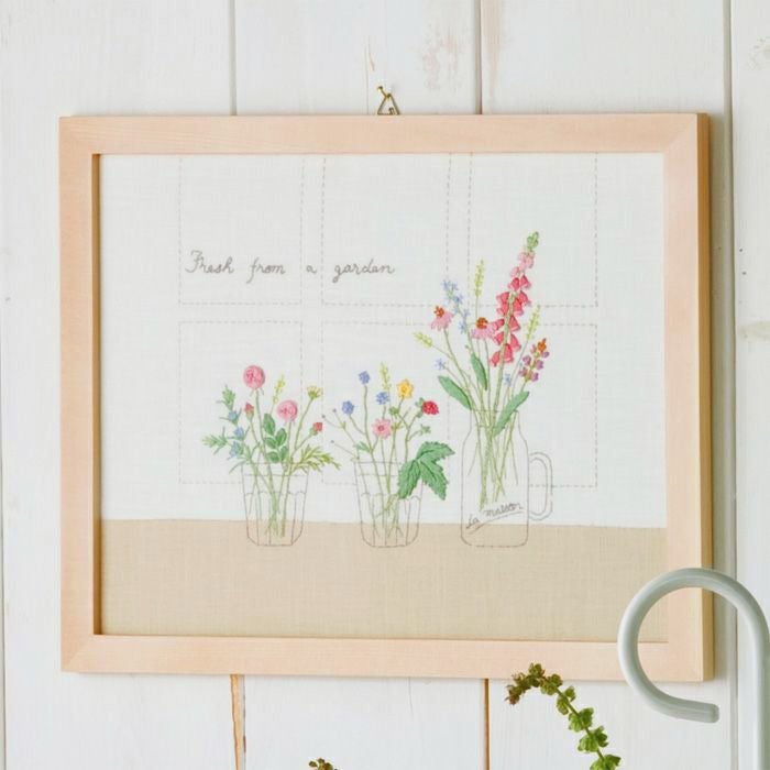 窓辺のフレーム | リバティ 生地、編み物、刺繍、刺し子のことなら