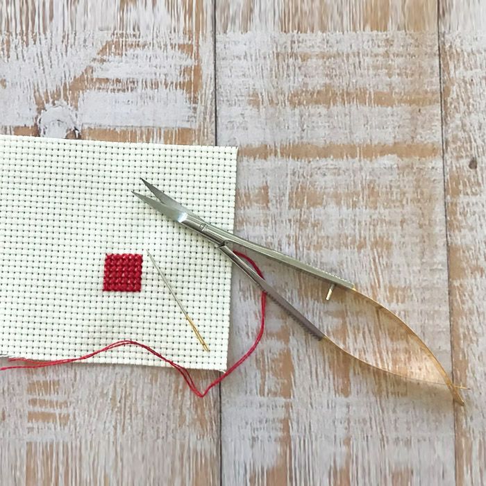 スライド式刺しゅう糸ボックス | リバティ 生地、編み物、刺繍、刺し子