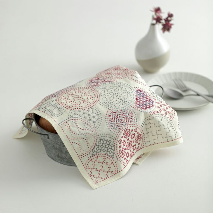 harudakeプレゼント】刺し子のテーブルセンター＜やさしい色の四角模様