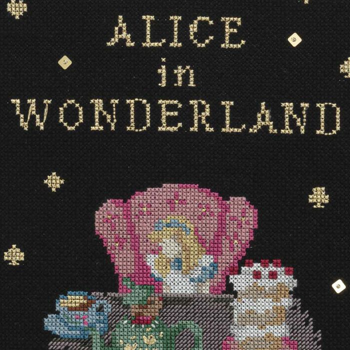 アリスソフト 刺繍デザイン手帳 アリスな刺繍図案集💙販売中！ 中身をのぞいてみてね✨ ウェブショップ