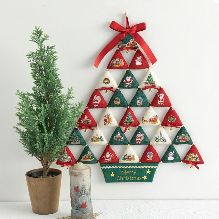 トライアングルツリー 布 三角 クリスマスツリー オーナメント サンタ 生地 トライアングルツリー＜リュクス・ノエル＞ | リバティ 生地、編み物