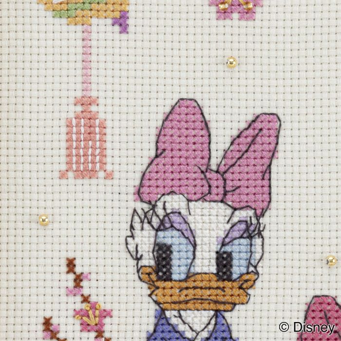 ホビーラホビーレ「デイジーのタピストリー」完成品 クロスステッチフレーム＜ミニー＆デイジー～ひなまつり