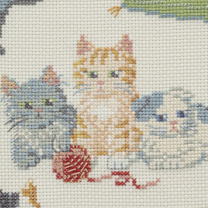 ホビーラホビーレ　クロスステッチ　猫の住む街　完成品　オーダー品 クロスステッチフレーム＜猫のしぐさ＞ | リバティ 生地、編み物、刺繍
