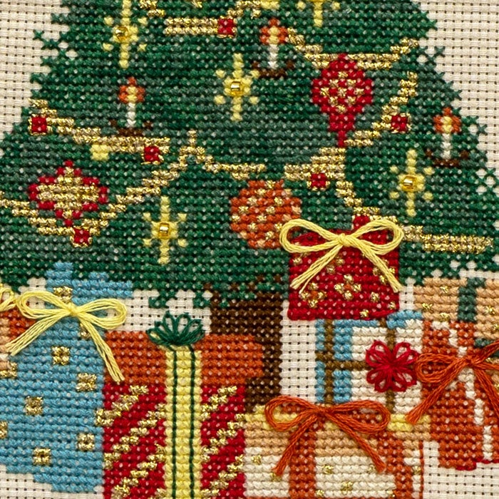 ☆ベリーツリーとリスサンタ☆クロスステッチ刺繍☆オーナメント☆タペ☆ クロスステッチフープフレーム＜Christmas Wish～ツリーとガーランド